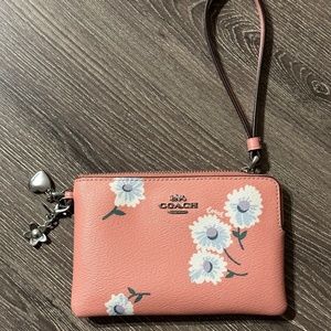 Coach Boxed Corner Zip Wristlet With Daisy Print